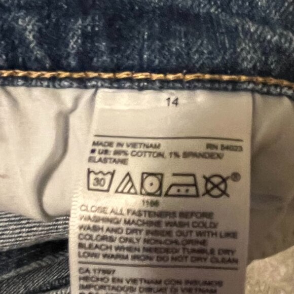 GENTLY USED} Old Navy Women's Mid-Rise Boysfriend Jeans, Stonewash, Size 14 - Picture 6 of 7